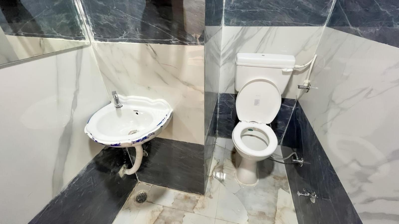 Hotel Abhinandan Indaur Kültér fotó